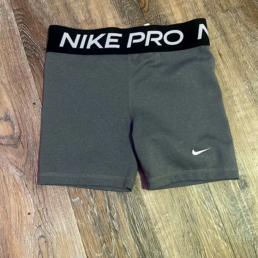 Gray Big kids- Girls nike pro
Worn, good condition 
size : L (kids)
color : gray